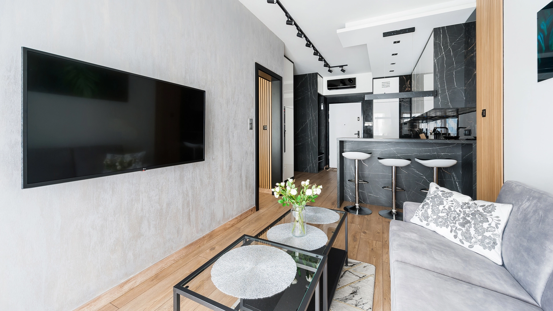 Wohnzimmer mit Fernseher und Küchentresen