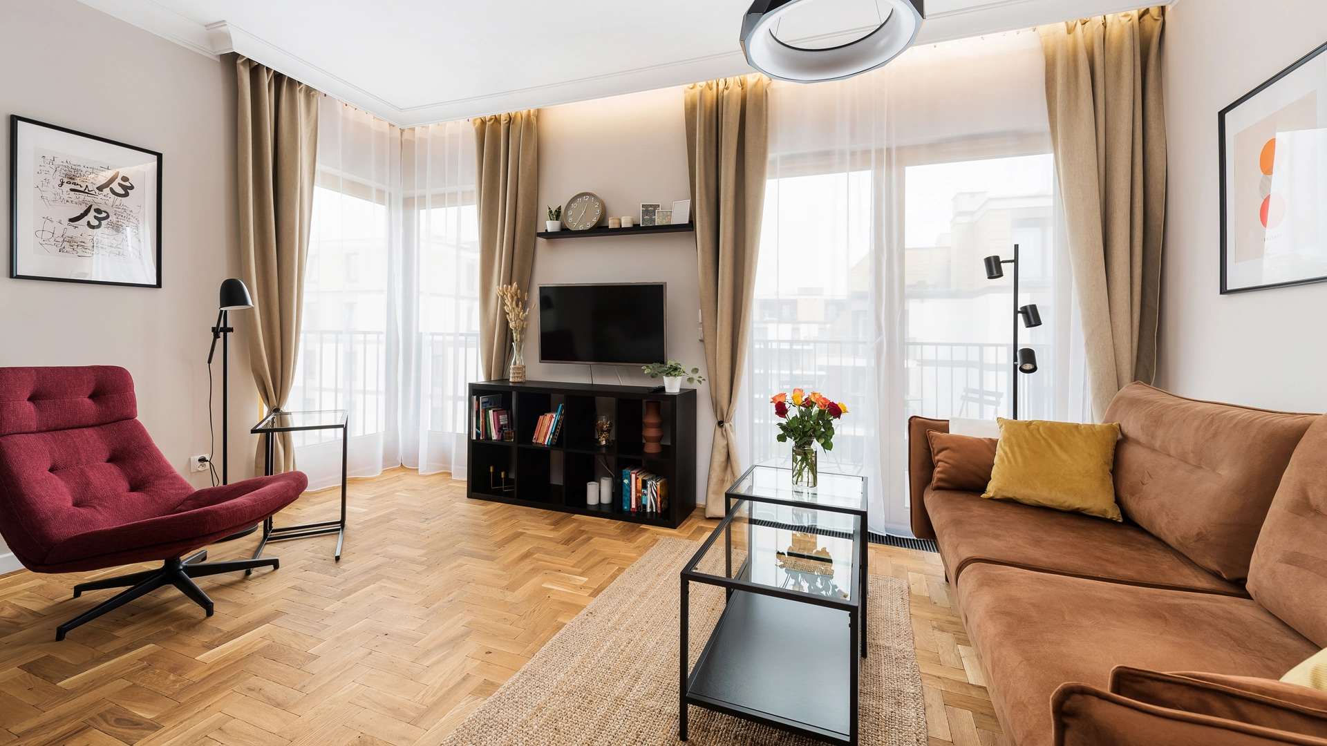 Schlafzimmer mit großen Fenstern