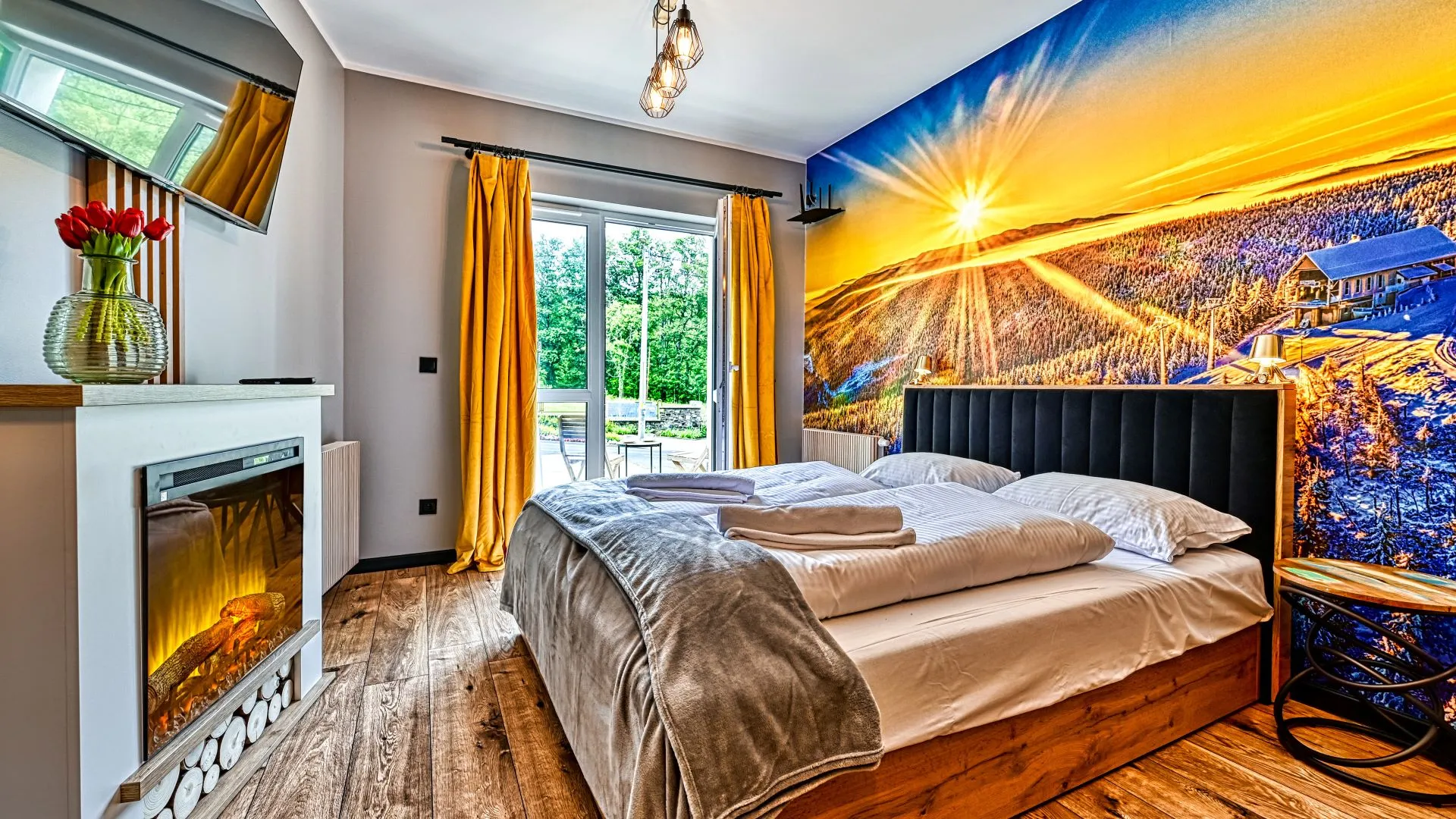 Schlafzimmer mit Kamin und Fototapete