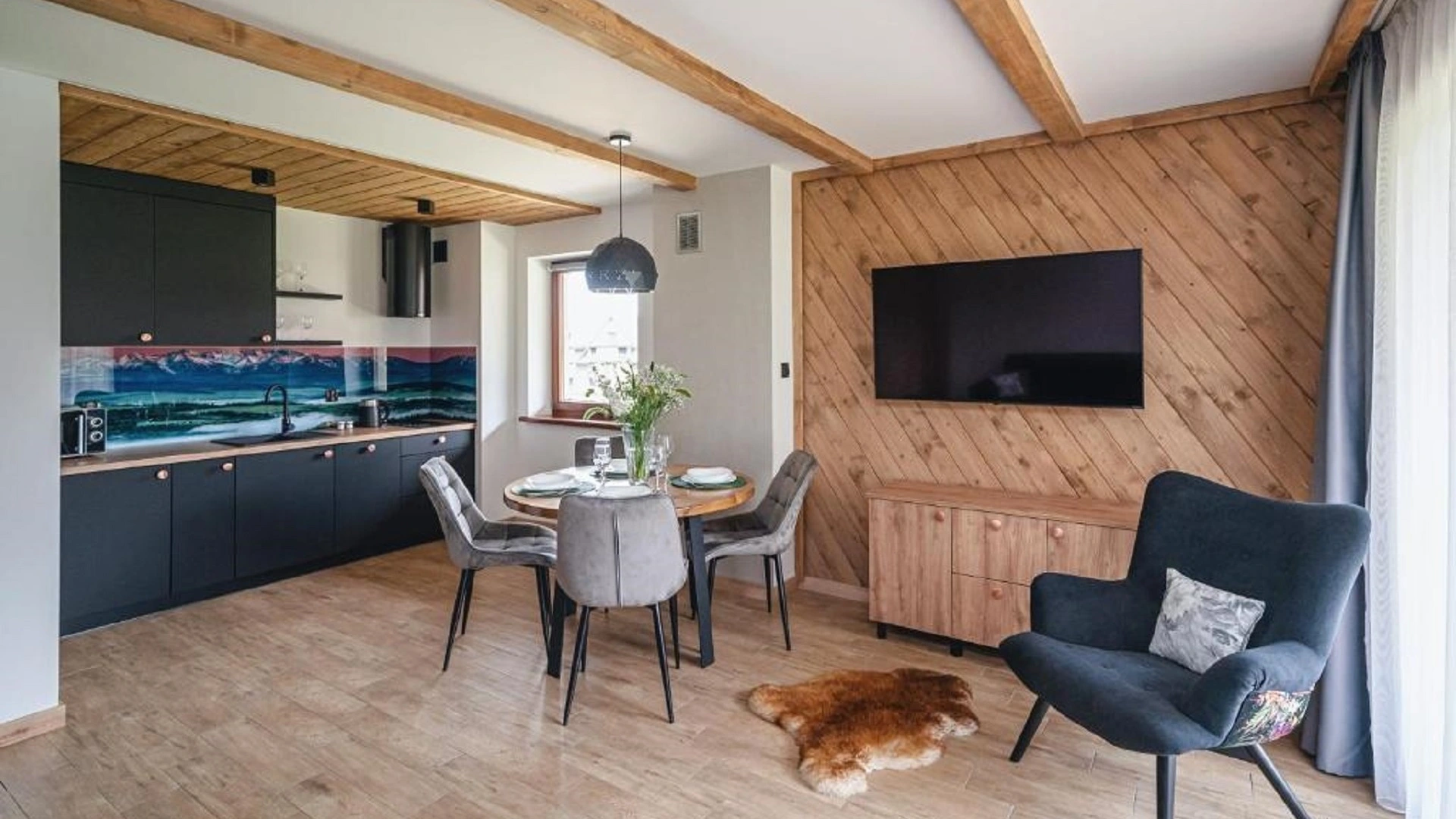 Wohnzimmer im traditionellen Hochland-Stil mit Holzwand