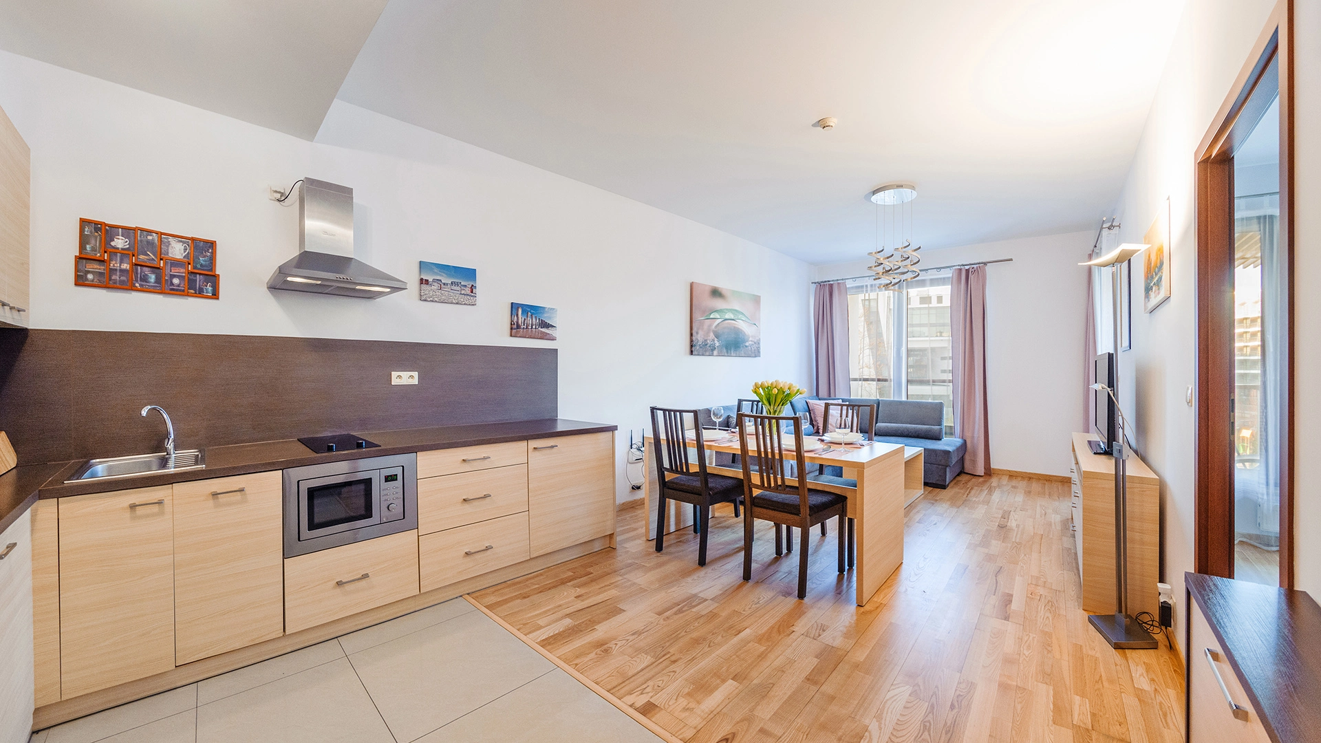 Küche und Esszimmer in einem Apartment am Meer
