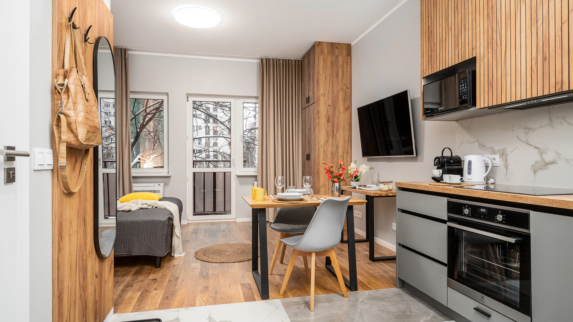 Wohnzimmer mit Küchenzeile im Apartment