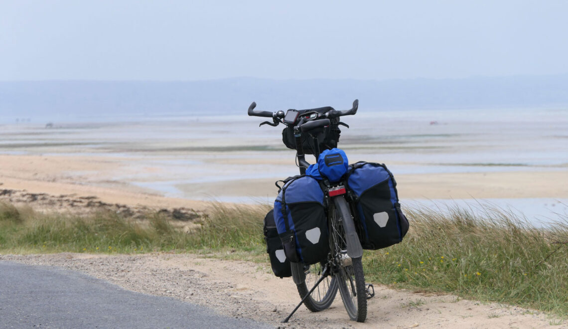 Trasa R10 – rower z sakwami podczas przeprawy Świnoujście – Hel rowerem