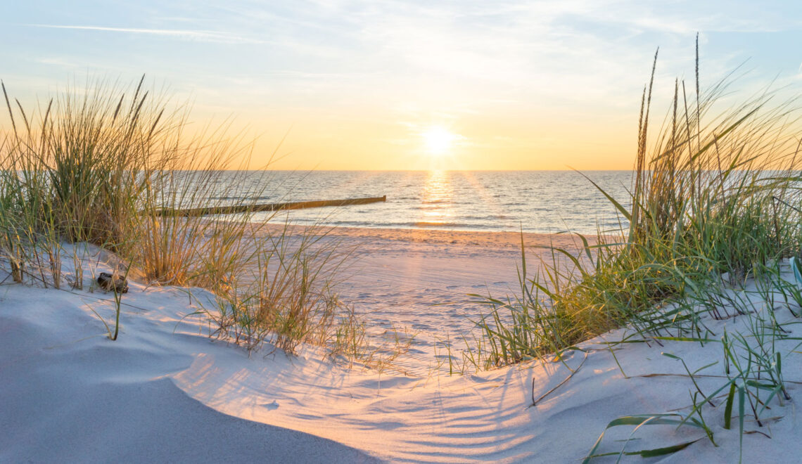 Najpiękniejsze miejsca nad Bałtykiem – plaża i zachodzące słońce